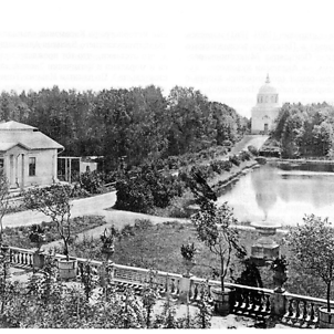 Вид из усадьбы Вонлярово на храм в честь Александра Невского (дореволюционное фото)