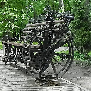 Perpetum mobile – оригинальная скамейка в парке Блонье в Смоленске