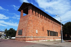 Кусок крепостной стены и Башня Моховая в Смоленске (отреставрированы), в которой находится музей пионерской славы, напротив него стела с именами пионеров-героев.