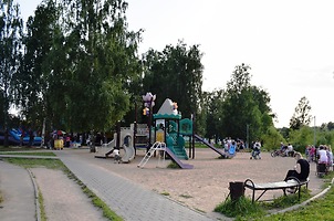 Детская площадка. Парк имени 1100-летия Смоленска, расположен за ТРЦ «Макси»,  между ул. 25 Сентября и ул. Ломоносова.