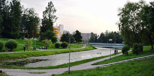Парк имени 1100-летия Смоленска, расположен за ТРЦ «Макси»,  между ул. 25 Сентября и ул. Ломоносова. Фото – общий вид.