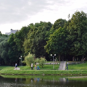 Парк имени 1100-летия Смоленска, расположен за ТРЦ «Макси»,  между ул. 25 Сентября и ул. Ломоносова. Фото – прогулочная аллея.