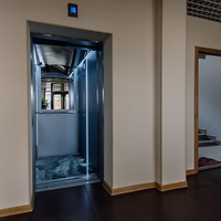 Фото гостиницы «Стандарт отель» (Смоленск). Новый блестящий лифт.