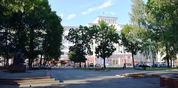 Сквер, в котором расположен памятник поэту А.Т.Твардовскому и его литературному герою В.Тёркину. На заднем плане – новое здание Арбитражного суда Смоленской области