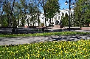 Сквер, в котором расположен памятник поэту А.Т.Твардовскому и его литературному герою В.Тёркину.