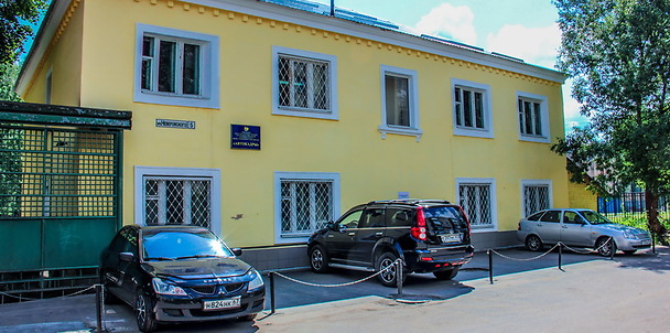 Здание учебного центра автошколы «Автокадры» в Смоленске (фото).