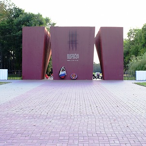 Фото – мемориал на месте концлагеря № 126 в Смоленске (пересечение улиц Зои Космодемьянской и Нормандия-Неман).