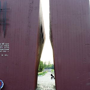 Фото – мемориал на месте концлагеря № 126 в Смоленске (пересечение улиц Зои Космодемьянской и Нормандия-Неман).