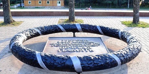 Фото бронзового венка – мемориал на месте концлагеря № 126 в Смоленске (пересечение улиц Зои Космодемьянской и Нормандия-Неман).