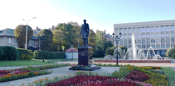 Единственный ростовой памятник Н.М.Пржевальскому, уроженцу Смоленщины, установлен в сквере перед музыкальным училищем в Смоленске на ул. Дзержинского.