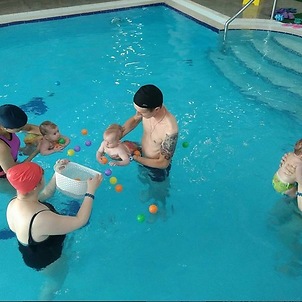 Оздоровительные занятия  родителей с маленькими детьми-грудничками в бассейне оздоровительного центра «Аквариус» (Смоленск).