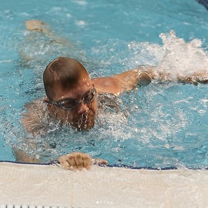 Занятия плаванием в бассейне оздоровительного центра «Аквариус» (Смоленск).