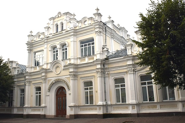 Дворец бракосочетания в Смоленске располагается в здании, которое является памятником архитектуры девятнадцатого века — бывший дом Энгельгардта.