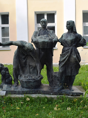 Скульптурная группа «Виноградари». Автор Дубиновский А.И. 1960-е гг. Находится напротив Музея скульптуры С.Т. Конёнкова в Смоленске