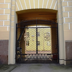Герб Смоленска на воротах здания Администрации Смоленской области